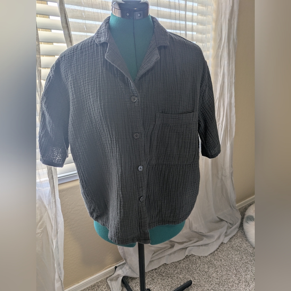 Elevated Basic - 100% Cotton Short Sleeve Button-up Shirt In Charcoal - Picture 2 of 6